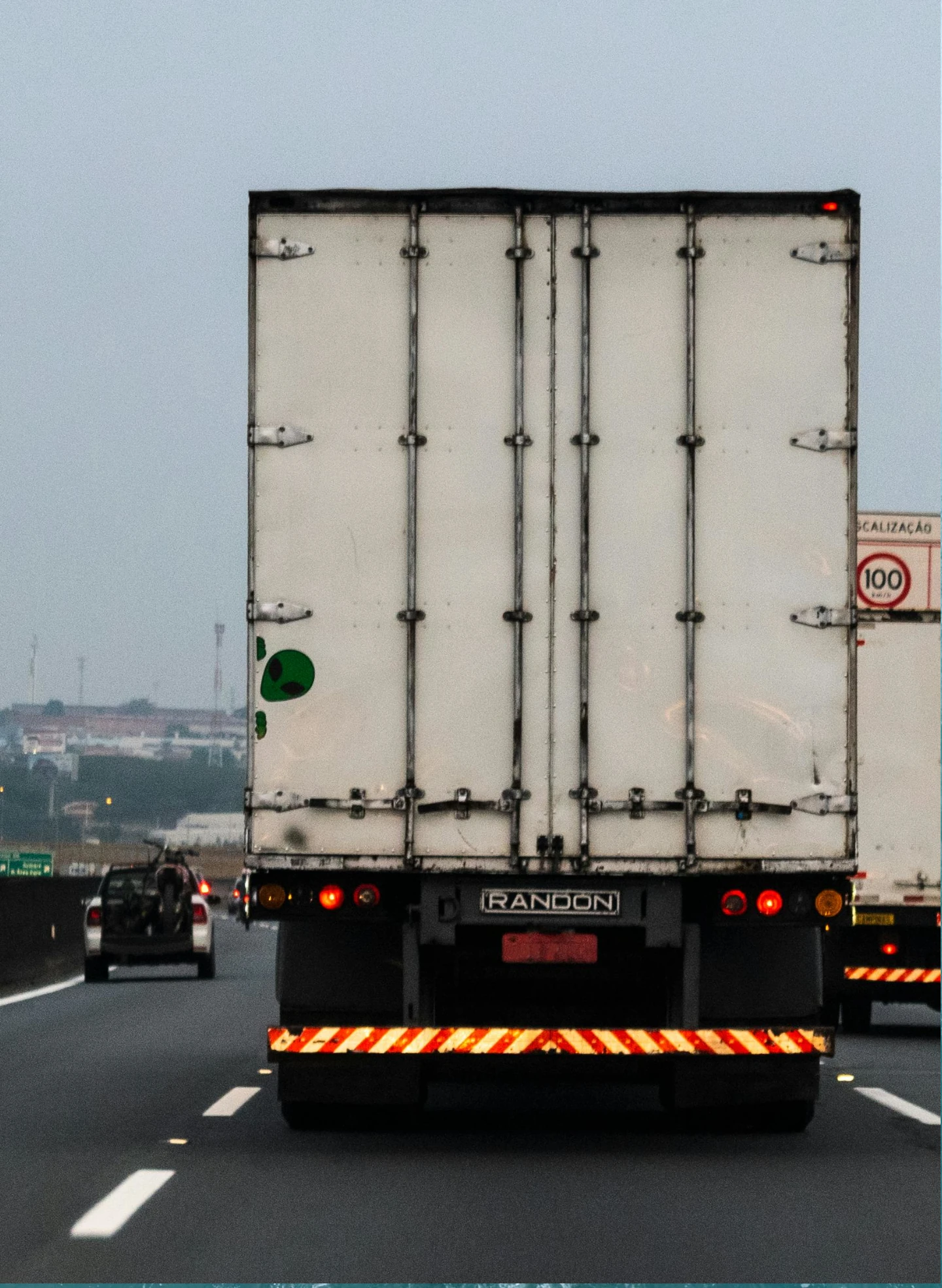 Caminhão da ITR Transporte e Logística numa rodovia brasileira