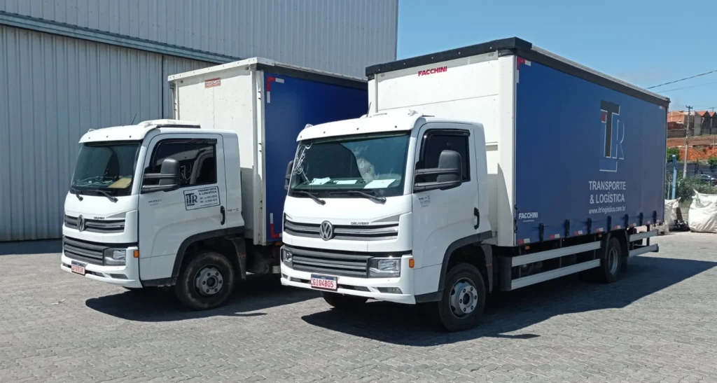 Dois caminhões toco da ITR Transporte e Logística