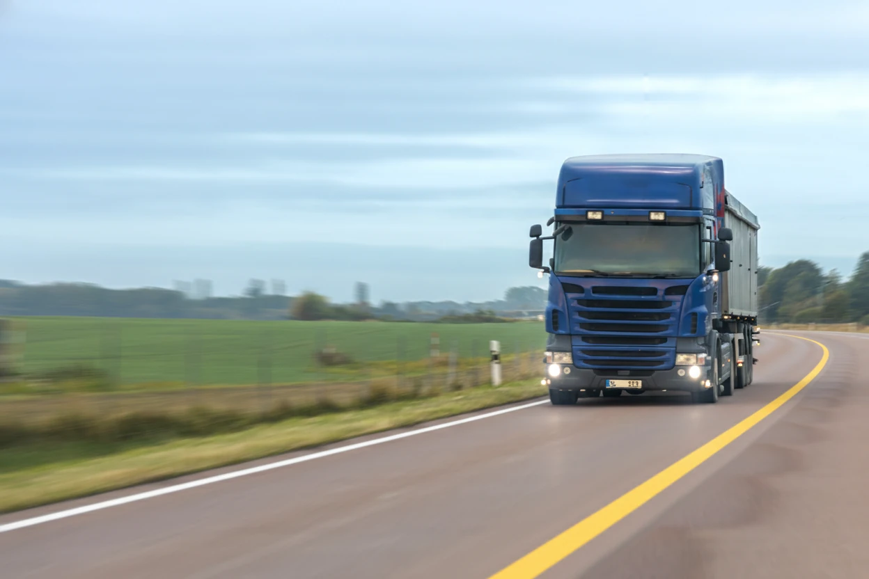 Carreta da ITR Logística trafegando em rodovia realizando transporte especializado de cargas.